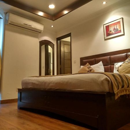 Hotel Aaron Castle New Delhi Bagian luar foto