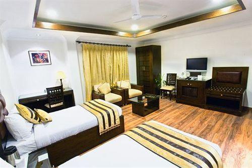 Hotel Aaron Castle New Delhi Bagian luar foto
