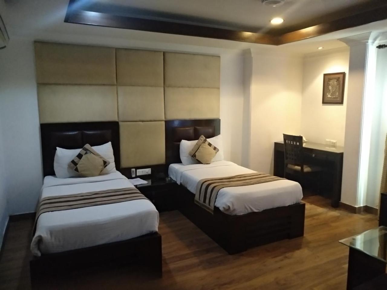 Hotel Aaron Castle New Delhi Bagian luar foto