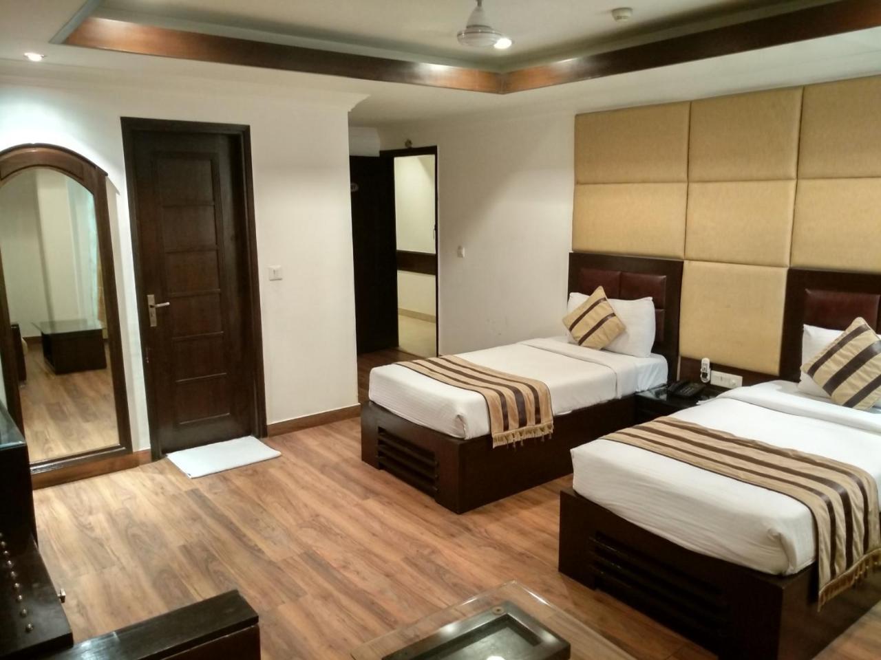 Hotel Aaron Castle New Delhi Bagian luar foto