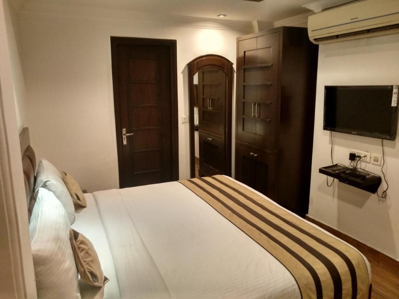 Hotel Aaron Castle New Delhi Bagian luar foto
