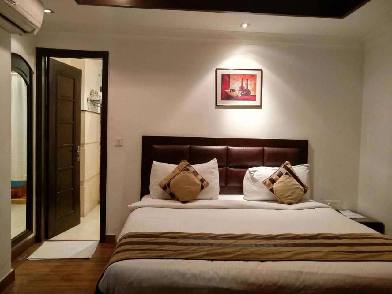 Hotel Aaron Castle New Delhi Bagian luar foto